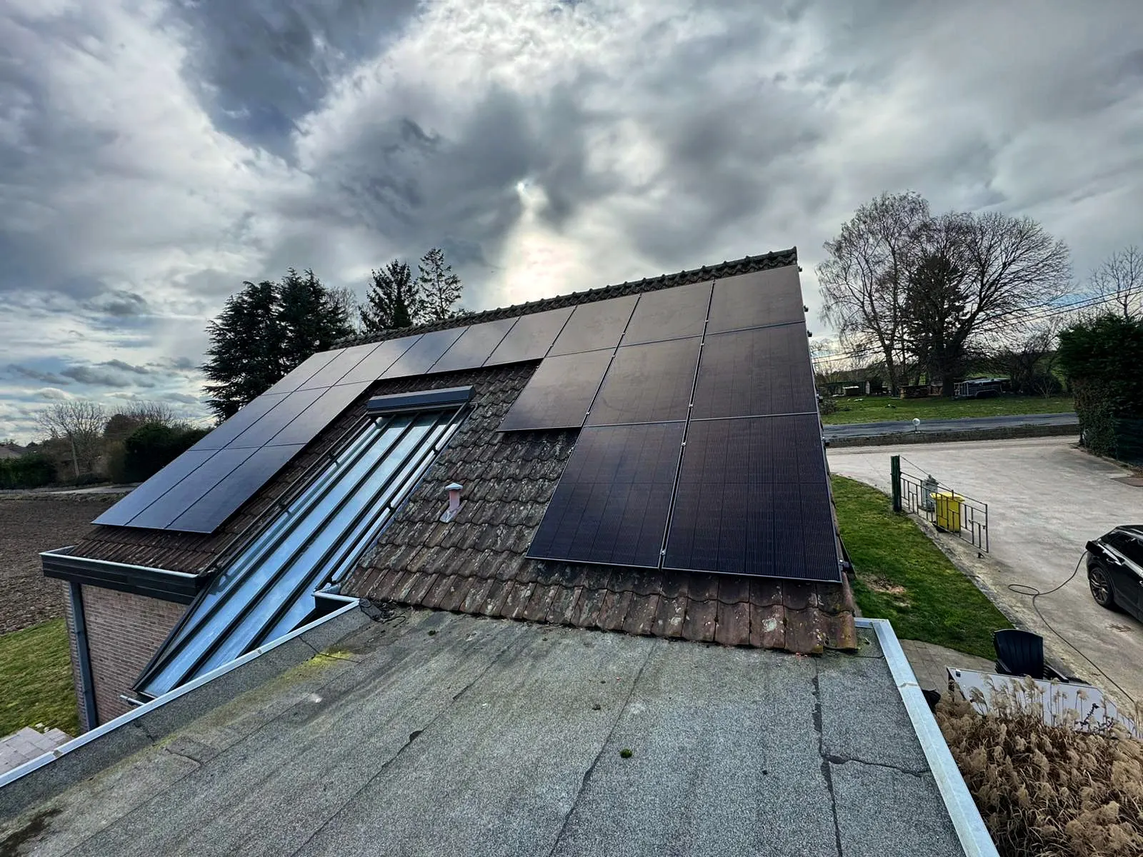 Réalisation : panneaux solaires noirs sur un toit incliné en tuiles