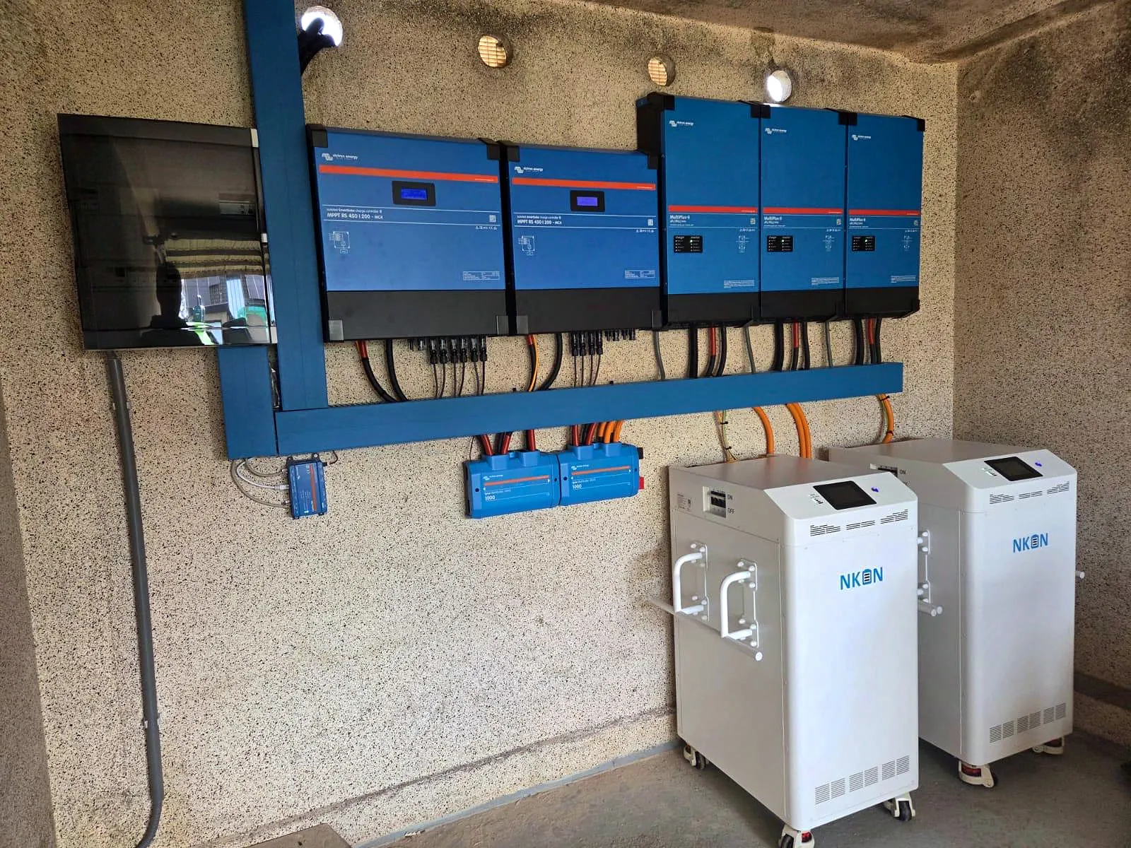 Realisatie: thuisbatterijen en omvormers in een garage