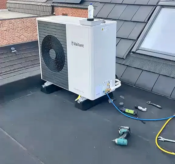 Realisatie: warmtepomp op een plat dak, tijdens de plaatsing